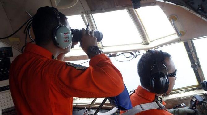 Blick aufs Meer: Mitglieder eines indonesischen Rettungsteams bei der Suche nach QZ8501. Foto: Adi Weda