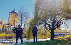 An der Echaz, mitten in Reutlingen, wollen Uwe Grauer (links) und Sebastian Keinath im Mai einen Beachclub eröffnen.