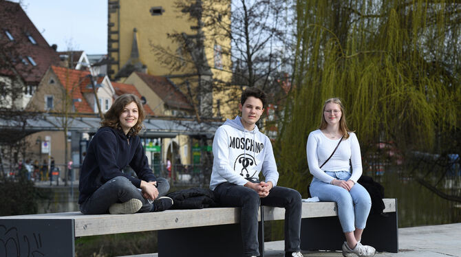 Lissy Rickart (von links), Tim Gaißer und Nelja Brodach berichten über Abitur im Corona-Jahr.