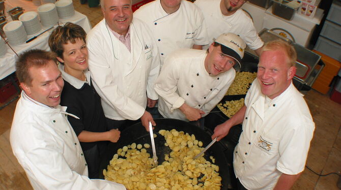 Das Kartoffelfest in St. Johann: Die »Schmeck den Süden«-Wirte stehen 2004 am Kartoffel-Kochtopf. Der GEA ist Medienpartner.  AR