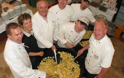 Das Kartoffelfest in St. Johann: Die »Schmeck den Süden«-Wirte stehen 2004 am Kartoffel-Kochtopf. Der GEA ist Medienpartner.  AR
