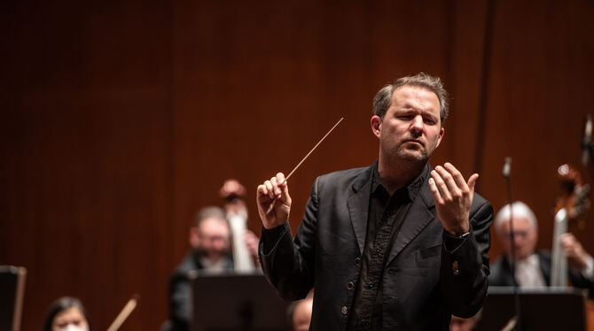 Dirigent Johannes Klumpp hält das Orchester mit Temperament in der Spur.