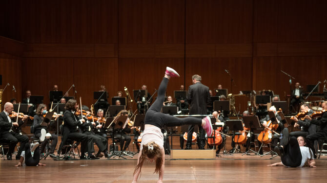 Kinder des Tanzprojekts »Bühne frei« performen zu Musik von Joseph Haydn.
