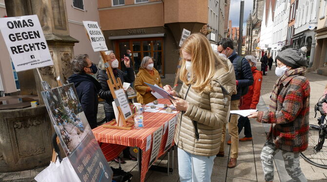 Lösten kontroverse Diskussionen aus: Die Omas gegen Rechts in der Fußgängerzone. FOTO: LEISTER