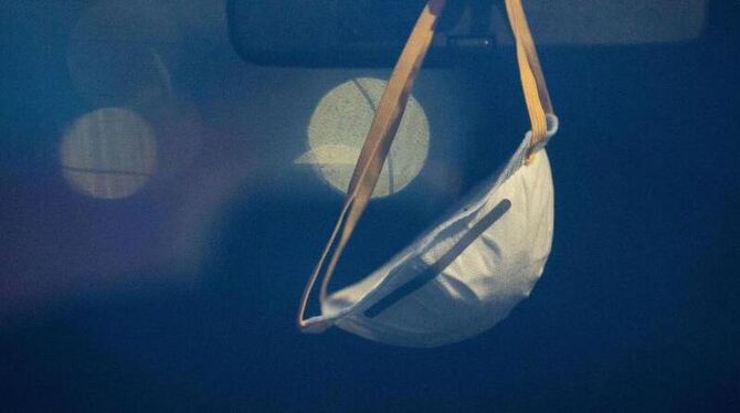 Coronavirus - Maske am Rückspiegel Coronavirus - Maske am Rückspiegel