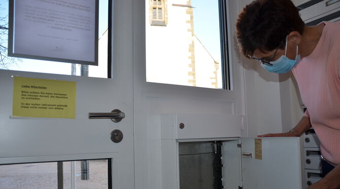 Zum Bewerbungsschluss um 18 Uhr am Montagabend kontrollierte Cornelia Gekeler nochmals den Briefkasten im Pfullinger Rathaus.