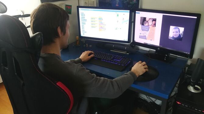 Reutlinger Informatik-Studierende – hier Tobias Lauxmann in Aktion – vermitteln Jugendlichen den Spaß am Programmieren. FOTO: PR