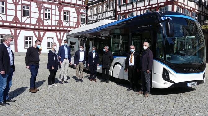 Schick, so ein E-Bus: Die Bad Uracher Kommunalpolitiker waren angetan.  FOTO: SANDER