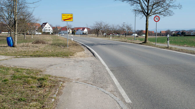 Der Fußweg auf der linken Seite endet am Ortsausgang von Immenhausen, Schulkinder queren daher die Kreisstraße zu dem Gehweg auf