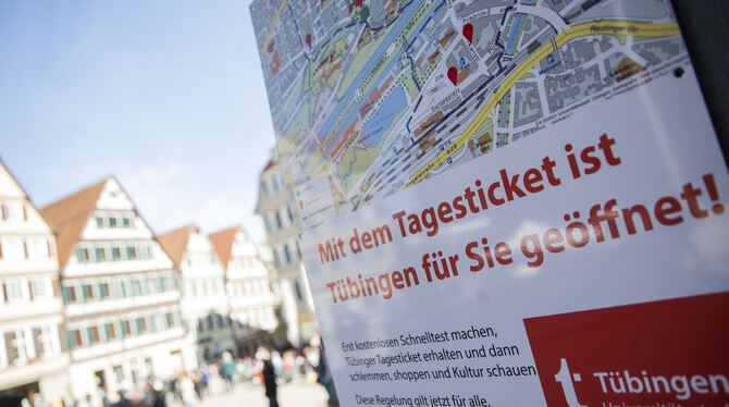 Ein Schild auf dem Marktplatz Tübingen weist auf den Modellversuch hin.