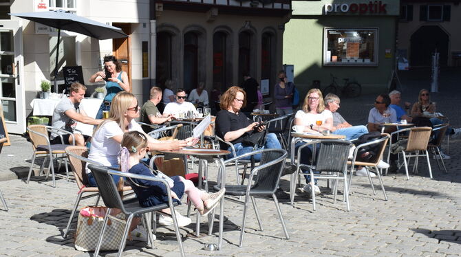 Menschen sitzen in Tübingen in einem Café.