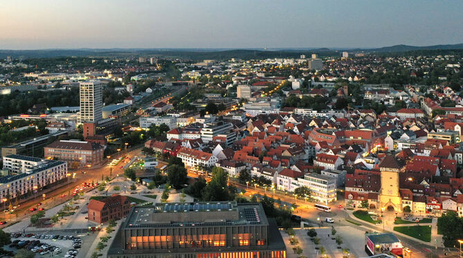 In der Stadthalle präsentierten OB Thomas Keck und Finanzbürgermeister Alexander Kreher den mit Spannung erwarteten Doppelhausha