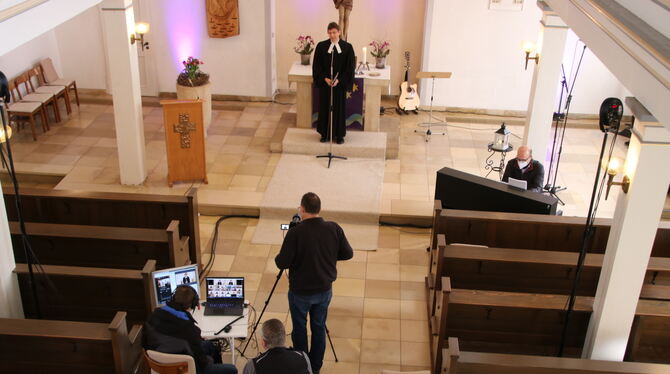 Das Foto zeigt einen Livestream in Bempflingen mit Pfarrer Hartmut Bosch. Seit einem Jahr wird dort auf Online-Gottesdienste ges