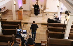 Das Foto zeigt einen Livestream in Bempflingen mit Pfarrer Hartmut Bosch. Seit einem Jahr wird dort auf Online-Gottesdienste ges