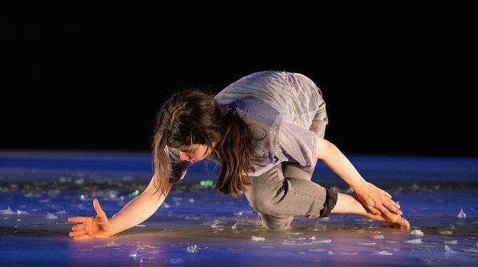 Die Performance wird von Zuschauer-Rückmeldungen mitbestimmt:  Tänzerin Selina Koch in »Die gemütliche Wahrheit«.  FOTO: BREWI