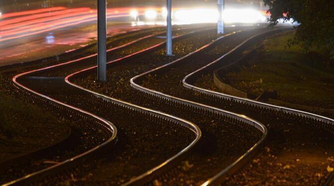 Leere Gleise werden von Straßenlaternen angeleuchtet
