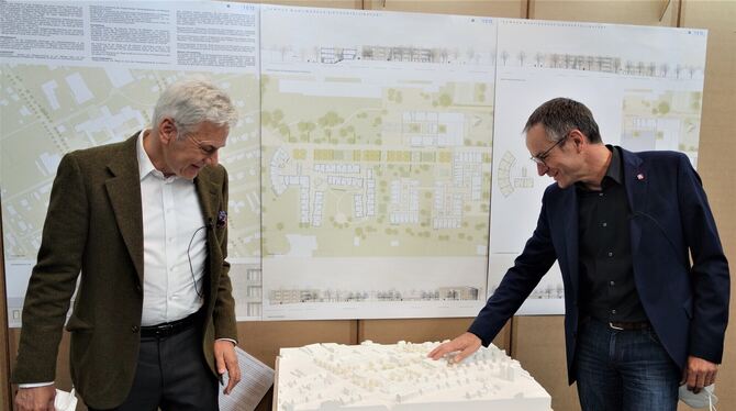Architekt Peter Schmidt aus Pforzheim (links) stellte als Vorsitzender des Preisgerichts den Siegerentwurf zusammen mit Bürgerme