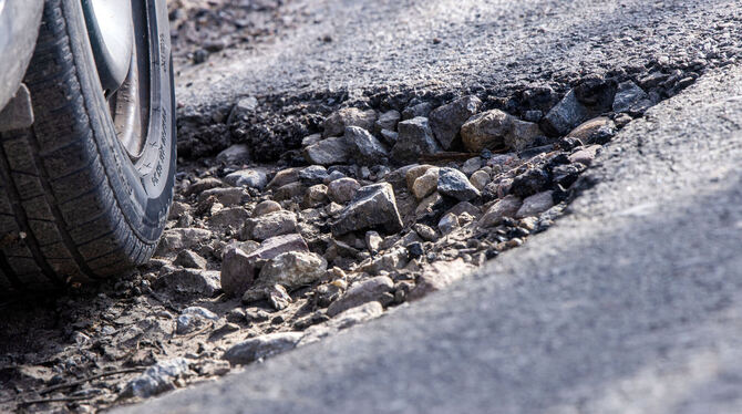 Im Sinne der  Verkehrssicherheit müssen Schlaglöcher und andere Straßen-Schäden ausgebessert  werden. FOTO: BÜTTNER/DPA