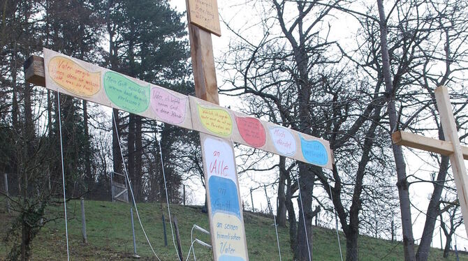 Botschaften am Kreuz Christi am Osterpfad im Metzinger Weinberg.  FOTO: PFISTERER