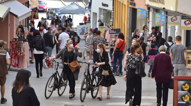 Die warmen Tage lockten viele Tübinger in die Innenstadt. FOTO: MEYER Die warmen Tage lockten viele Tübinger in die Innenstadt. FOTO: MEYER