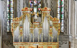 Seit 200 Jahren steht die Weinmar-Orgel im Chor der Mössinger Peter-und-Pauls-Kirche.  FOTOS: JÜRGEN MEYER