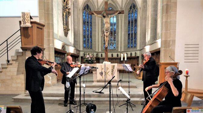 Vier Mitglieder des Martinskollegiums musizieren Haydns Werk in der Pfullinger Martinskirche: von links Stefan Knote, Hans Batsc