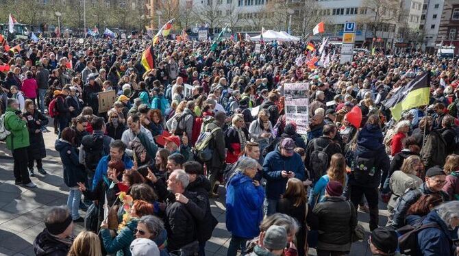 »Querdenken« in Stuttgart »Querdenken« in Stuttgart