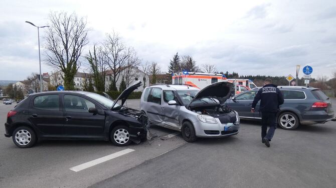Drei Autos waren am Ostermontag in einen Verkehrsunfall bei Metzingen involviert.
