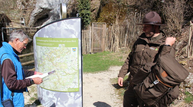 Flyer aus dem Ranger-Rucksack helfen bei der Information übers Biosphärengebiet. Flyer aus dem Ranger-Rucksack helfen bei der Information übers Biosphärengebiet.