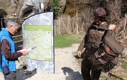 Flyer aus dem Ranger-Rucksack helfen bei der Information übers Biosphärengebiet.