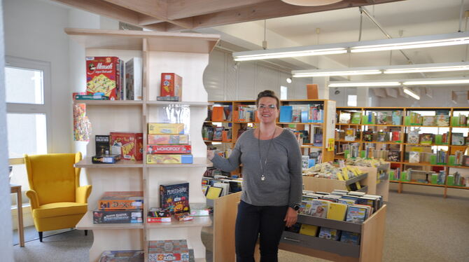 Fleur Hummel, Leiterin der Pfullinger Stadtbücherei, blickt optimistisch in die Zukunft.  FOTO: BIMEK