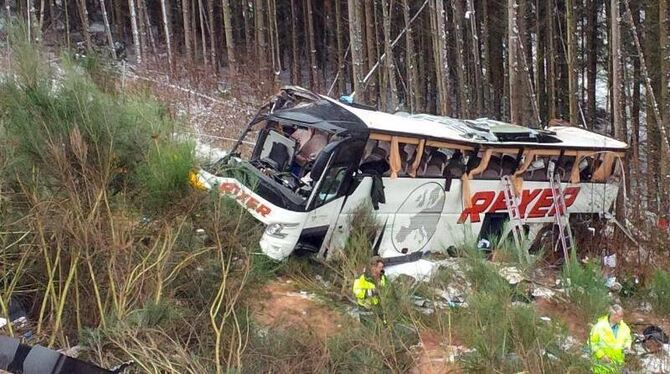 Rettungskräfte sichern den verunglückten Reisebus. Foto: Philipp Weitzel