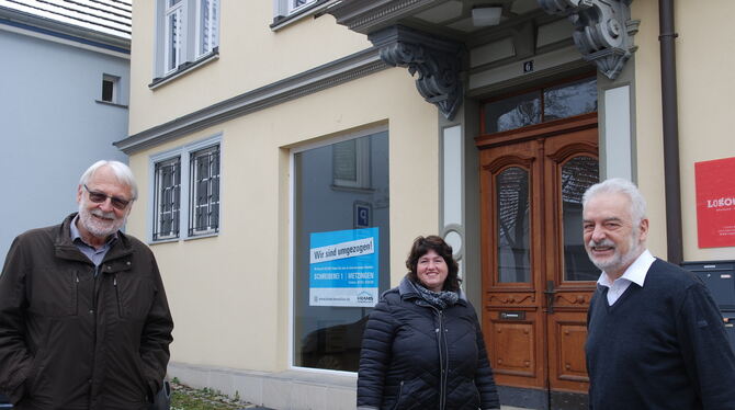 Vor der neuen Geschäftsstelle des Veranstaltungsrings stehen (von links) Vorsitzender Konrad Kramer, Organisatorin Sandra Linsen