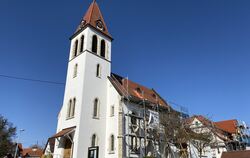 Von beiden Seiten ist das Langhaus der Kirche Stockach eingerüstet.