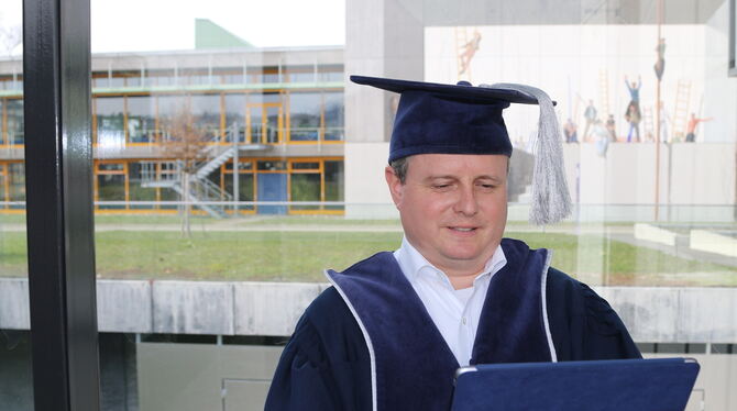 Professor Dr. Christoph Binder, Dekan der ESB Business School, zog – auch im übertragenen Sinne – seinen Hut vor den frisch geba