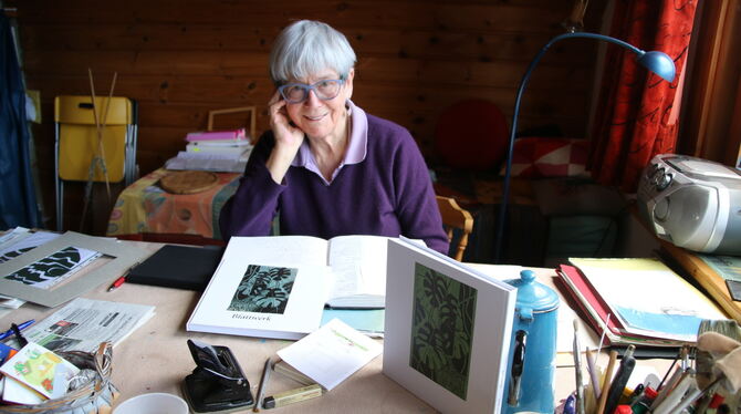 Mechthild Paul aus Dettingen hat einen Gedichtband herausgegeben. Hier sitzt sie in ihrem Atelier unter dem Dach ihres Hauses. F