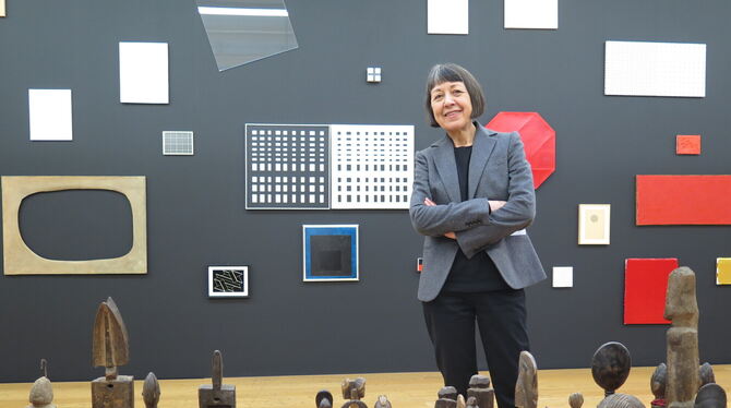 Gabriele Kübler 2015 zwischen Ausstellungsstücken aus ihrer Privatsammlung in der Schau »Kabinettstücke« im Dachgeschoss der Sti