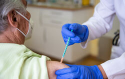 In den Hausarztpraxen wird derzeit Impfstoff von Biontech verimpft.  FOTO: SCHMIDT/DPA 