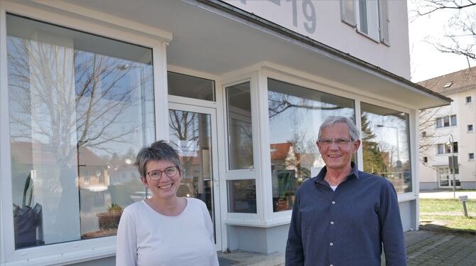 Karin Bernhard  und Vereinsvorsitzender Thomas Niethammer stehen hinter der anspruchsvollen Beratung von Ehrenamtlichen oder Ang