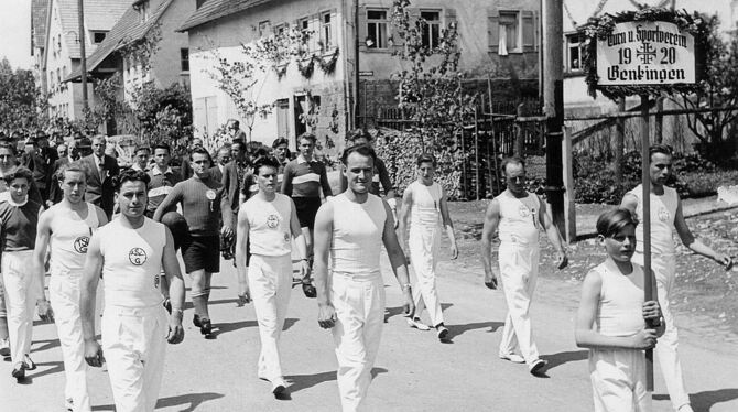 Die Sportler tragen bei einem Umzug beim Sängerfest 1954 in Genkingen mit Stolz das Schild des Vereins. Der TSV Genkingen hatte