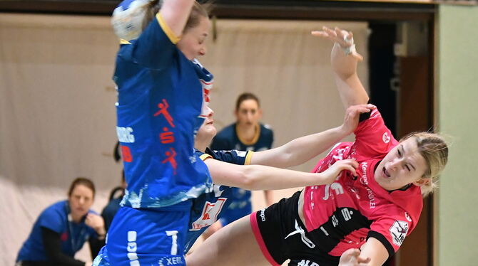 Die Metzinger Bundesliga-Handballerinnen – im Bild Lena Degenhardt (rechts) – wollen am Saisonende Platz drei belegen.  FOTO: ME