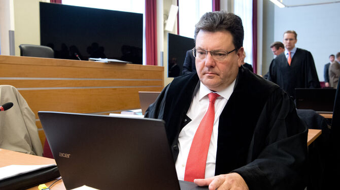 Andreas Tilp, aufgenommen beim Prozess um die Folgen der gescheiterten VW-Übernahme durch Porsche im Landgericht in Hannover im