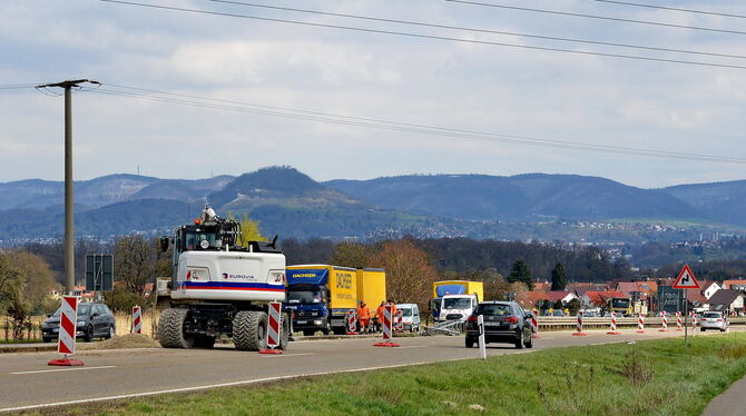 Vorbereitungen für das Umlenken des Verkehrs auf die Gegenfahrbahn. Auf acht Kilometer Länge wird Kompakt-Asphalt aufgebracht.