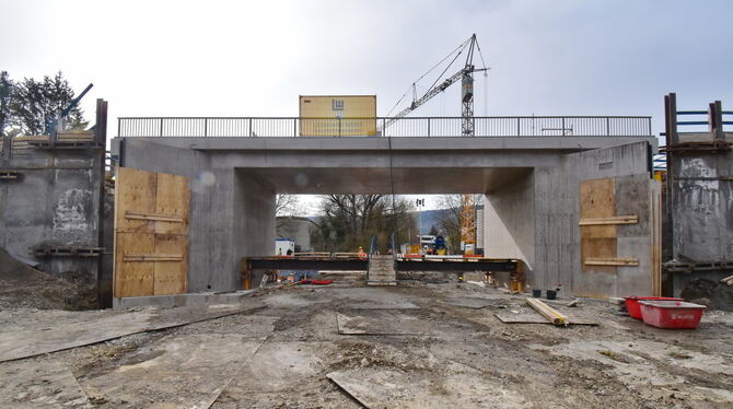 Die alte Eisenbahnbrücke zwischen Belsen und Bästenhardt ist abgerissen und durch einen Betonbau ersetzt worden. FOTOS: MEYER