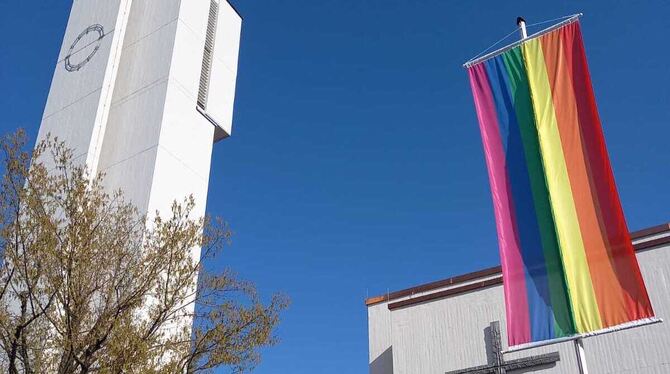 Mit Regenbogenfahnen will die Kirchengemeinde Zeichen setzen.  FOTO: KIRCHE