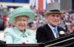 Königin Elizabeth II. und Prinz Philip, Herzog von Edinburgh, im Jahr 2012 beim Royal Ascot Pferderennen.  FOTO: RAIN/DPA