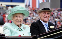  Königin Elizabeth II. und Prinz Philip, Herzog von Edinburgh, im Jahr 2012 beim Royal Ascot Pferderennen.  FOTO: RAIN/DPA 