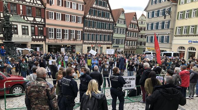 Rund 200 Menschen demonstrieren gegen Corona-Maßnahmen auf dem Marktplatz Tübingen