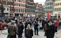 Rund 200 Menschen demonstrieren gegen Corona-Maßnahmen auf dem Marktplatz Tübingen