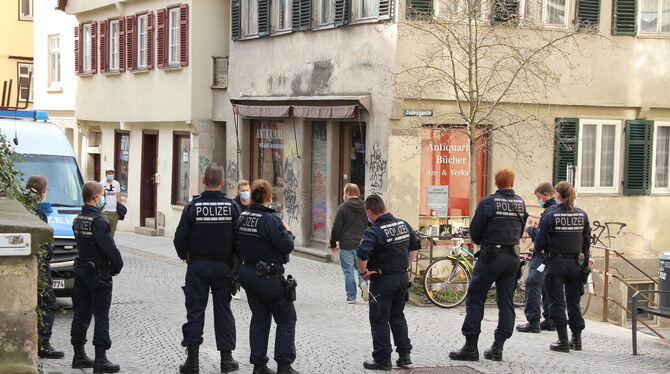 Tübingen: Polizisten stehen noch vor Beginn der Demo in der Haaggasse
